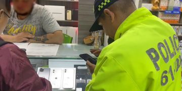 Destituyen a Policía que robaba celulares para venderlos en Bogotá