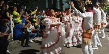 La calle 84 se ilumina con la ‘Noche de Faroles y Tambores’