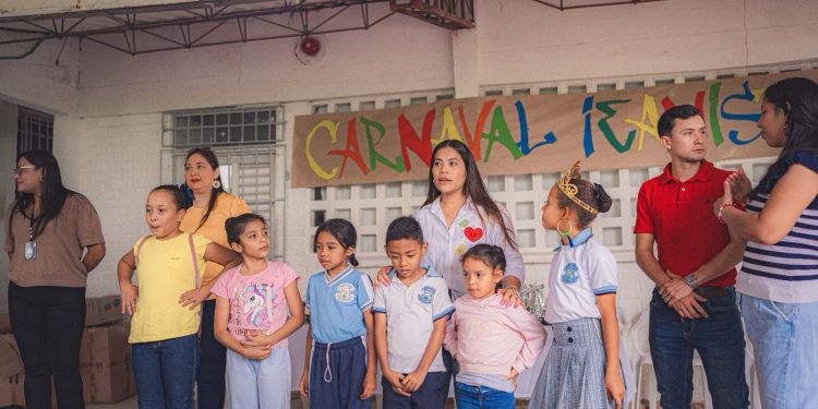 Primera gestora social de Galapa, Carmen Bonett, entregó cien kits escolares a estudiantes de Paluato
