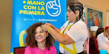 Las mujeres del programa ‘De la Mano con la Primera’ están haciendo trenzas y maquillaje para Carnaval