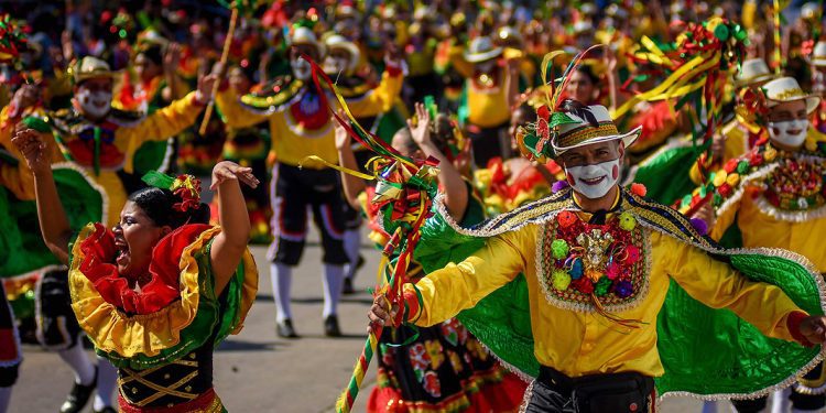 11 mil hacedores derrocharán alegría y color en la Batalla de Flores en la Vía 40