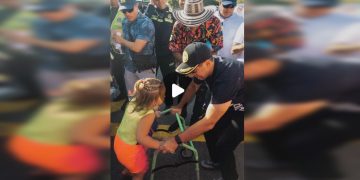 El alcalde de Barranquilla, Alejandro Char, comparte momentos de alegría conmovedor con niña con movilidad reducida en el Carnaval