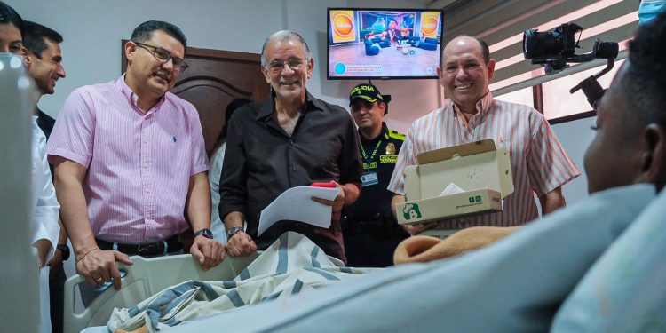 Gobernador del Atlántico visita a niños que se accidentaron en Tubará