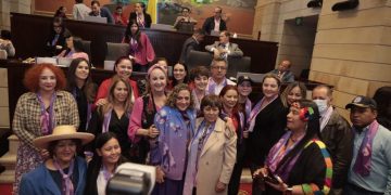 Proyecto para proteger a mujeres periodistas víctimas de violencia en Colombia pasa a conciliación para ser ley de la República