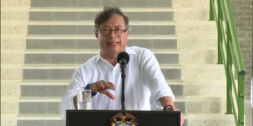 Gustavo Petro ataca a Álvaro Uribe por dinero para la educación