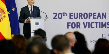 Felipe VI proclama que las víctimas representan “la grandeza de la democracia”