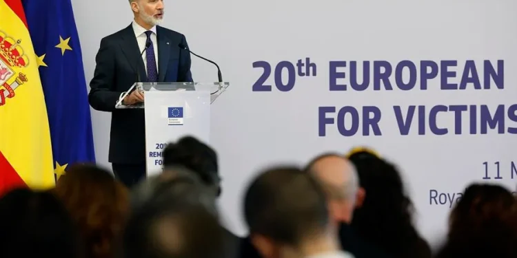 Felipe VI proclama que las víctimas representan “la grandeza de la democracia”