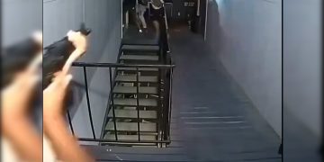 Mujer defiende a su novio con una metralleta de ladrones en medio de un atraco en Texas, Estados Unidos