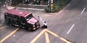 Carro de valores atropella a agente de tránsito en Medellín