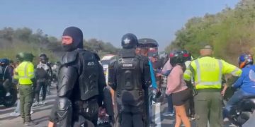 Cinco capturados por hurto de mercancía a camión volcado en la vía Barranquilla a Santa Marta