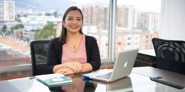 Dra. Adriana Aristizábal, directora médica en laboratorios Vitalis, mujer líder en el sector farmacéutico en Colombia