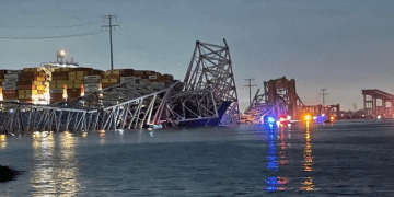 Se derrumbó un puente en Baltimore tras ser impactado por un barco: 20 desaparecidos
