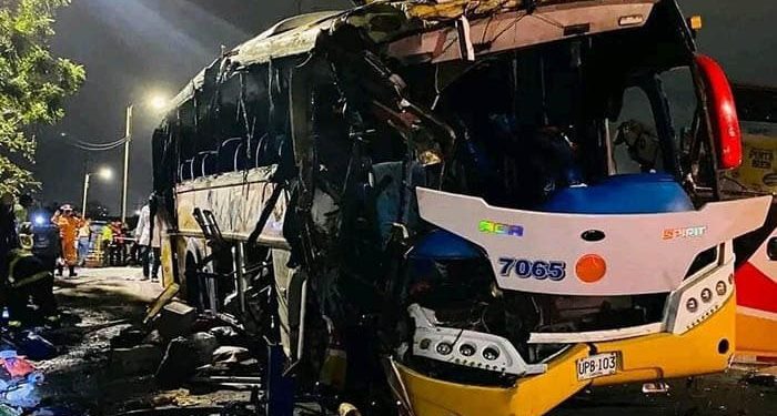 Microsueño fatal: dos personas muertas y 35 más heridas por accidente de tránsito en Santa Marta