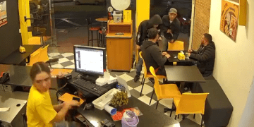 Atraco exprés en pizzería de Bogotá: amedrentaron a cuatro personas