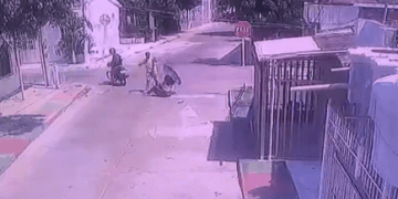 Video | Delincuentes persiguen a mujer, la amenazan con cuchillo y la despojan de su bolso