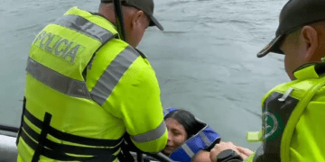 Policía rescata a pareja de náufragos en el Lago Calima