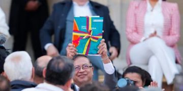 Con un desayuno convocado por Petro a los senadores, buscará salvar la reforma a la salud