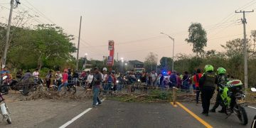 Habitantes bloquean La Cordialidad, cerca a Pital de Megua, por constantes cortes de luz