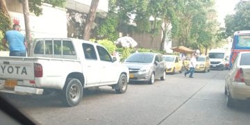 Carros parqueados obstaculizan la movilidad en la calle 57, cerca a la Clínica General del Norte sede Andes