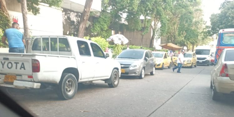 Carros parqueados obstaculizan la movilidad en la calle 57, cerca a la Clínica General del Norte sede Andes
