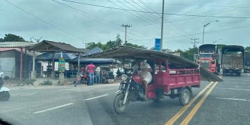 Imprudencia en la vía: hombre conduce un tricimoto mientras carga láminas metálicas en La Cordialidad