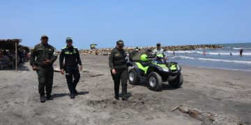 Policía despliega operativos en playas del Atlántico para garantizar seguridad de turistas