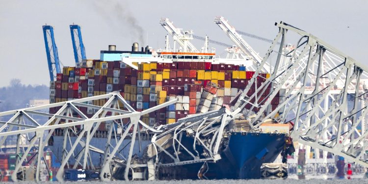 Barco que chocó con puente de Baltimore llevaba contenedores con químicos peligrosos