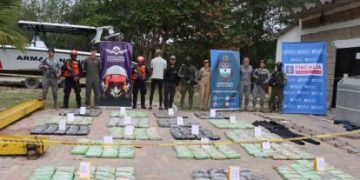 Incautados 512 kilos de cocaína en aguas de Barranquilla en operativo conjunto de la Armada y la Fuerza Aérea
