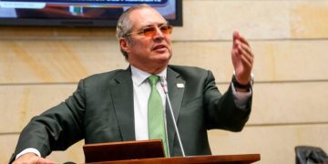 “Usted recibió de la democracia un mandato y debe respetarlo”: presidente del senado a Petro sobre convocatoria a Asamblea Constituyente