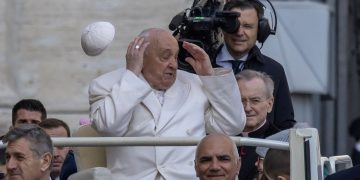 Papa Francisco protagonizó gracioso momento en la celebración de sus 11 años de pontificado