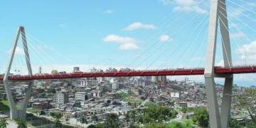 Heroico rescate: Policía de civil evitó que mujer se lanzara al vacío en viaducto de Pereira