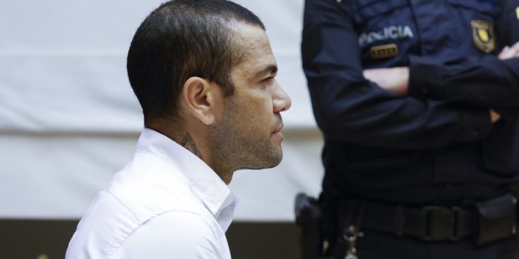 Fiscalía y defensa apelan la condena del futbolista brasileño Dani Alves