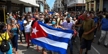 Cientos de personas protestan en Santiago de Cuba por la falta de comida y los apagones