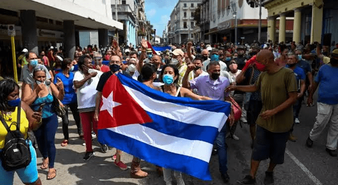 Cientos de personas protestan en Santiago de Cuba por la falta de comida y los apagones