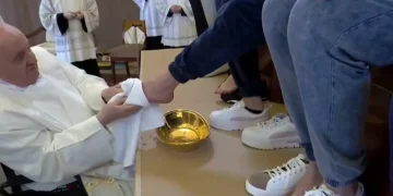 En silla de ruedas, Papa Francisco lavó los pies a doce reclusas en Roma