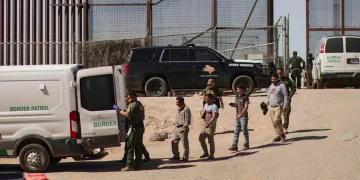 Supremo prohibió ley de Texas que permitía a policías detener y expulsar migrantes