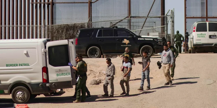 Supremo prohibió ley de Texas que permitía a policías detener y expulsar migrantes
