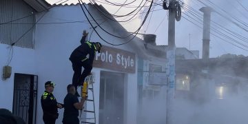 Policías atendieron incendio en poste de luz y se llevaron aplausos y elogios