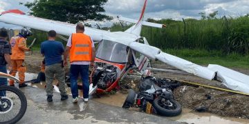 Avión cayó encima de un motociclista que se desplazaba sobre una vía del Valle del Cauca