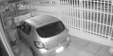 Ladrón se voló el rejado de una casa en Lucero y robó los retrovisores de un vehículo