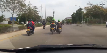 Imprudencia en la vía: policía impulsa a otro compañero en motocicleta, en plena calle 30
