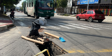 Robo masivo de rejillas tiene en peligro a conductores que transitan por el barrio El Carmen 