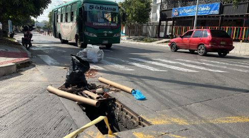 Robo masivo de rejillas tiene en peligro a conductores que transitan por el barrio El Carmen