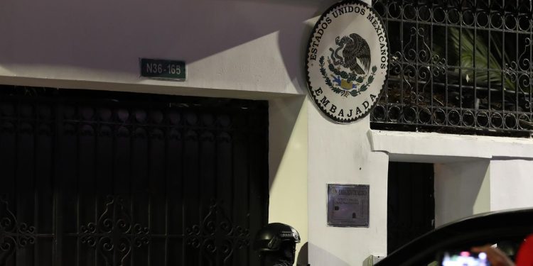 EE.UU. condena el asalto a la embajada de México en Ecuador