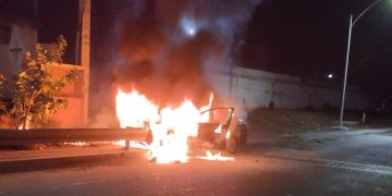 Carro terminó en llamas tras chocar contra baranda en el puente de La Virgencita, en Soledad