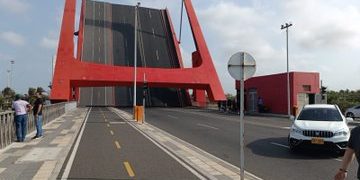 Embarcación encallada provoca cierre en la Calle 72 con Avenida del Río