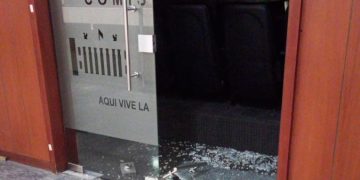 Destrucción de la puerta de la Comisión Séptima del Senado fue un accidente, confirmó su Presidenta