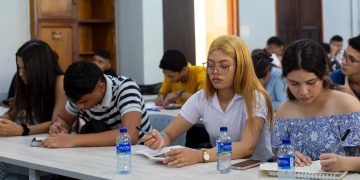 Casa a casa, ‘IUB al Barrio’ tocará a la puerta de estudiantes egresados de colegios públicos 
