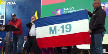 Petro pidió ondear la bandera del M-19 en medio de acto público en un colegio en Zipaquirá
