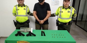 Lo sorprenden la Policía de Tránsito cuando transportaba dos pistolas en una cava de refrigeración